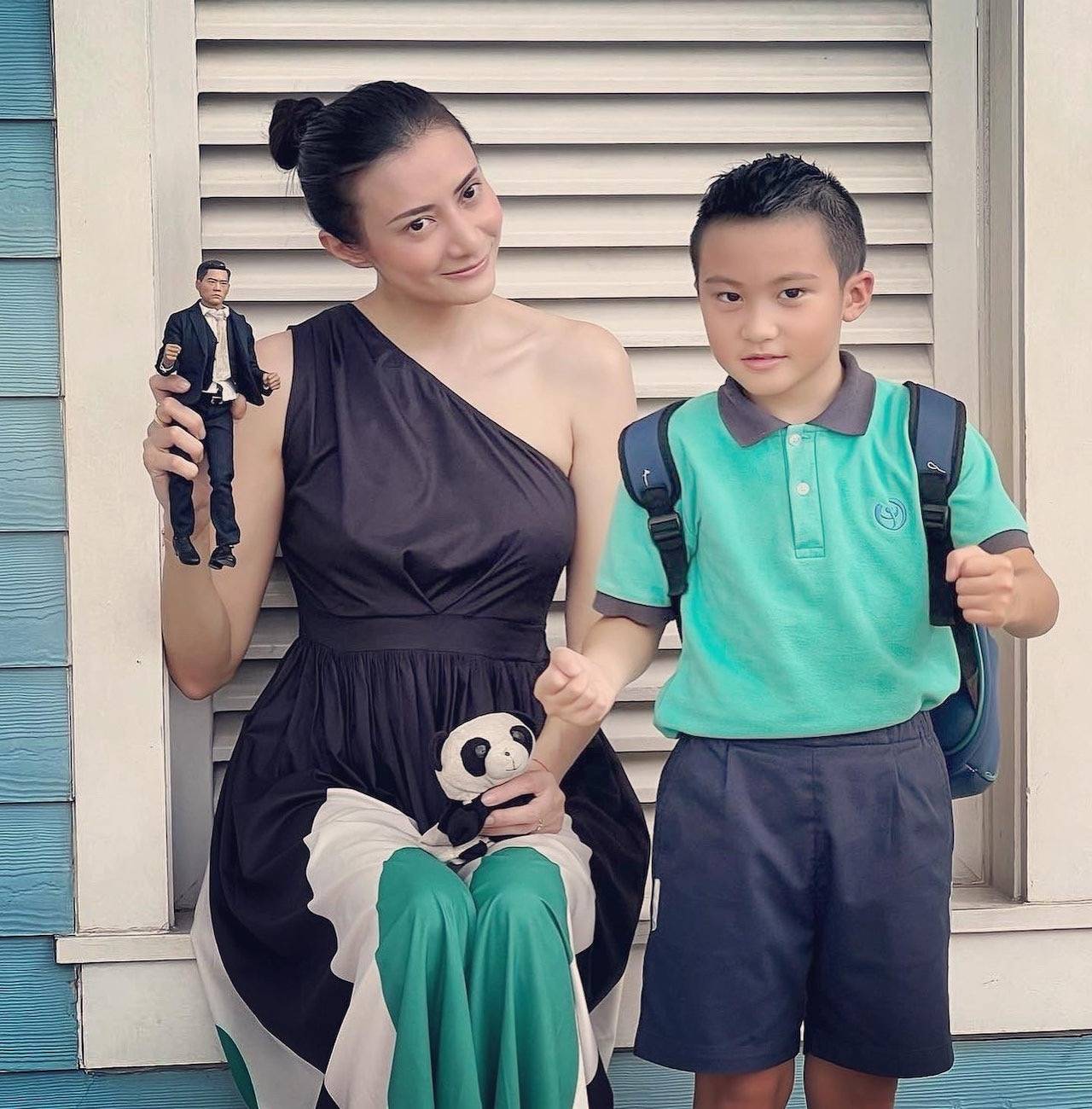 黄伊汶晒儿子毕业照,6岁儿子高大成熟,丈夫缺席被玩偶代替合照_陈国