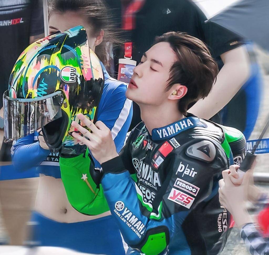 成龙奢华,王一博最爱头盔_白敬亭_牛仔裤_鞋子