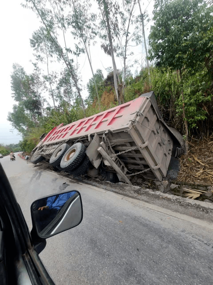 梧州市藤县这个路段经常发生车祸近日又有多辆汽车被撞废