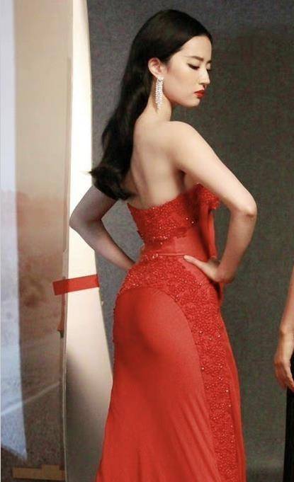 刘亦菲红色修身长裙拍写真,全程无笑脸,又美又飒超迷人