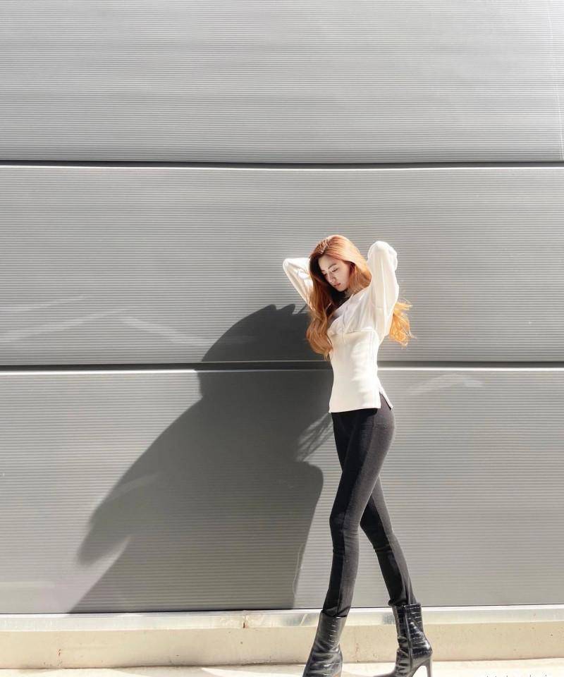 原创国外女歌手林珍娜高挑纤细的身材穿衣打扮很显高级感