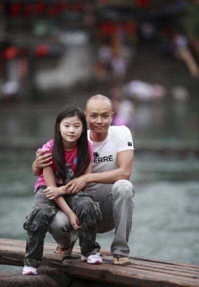 乐嘉前妻癌症去世,父女俩前往拉萨跪拜祈福,9岁女儿边哭边磕头_陶红