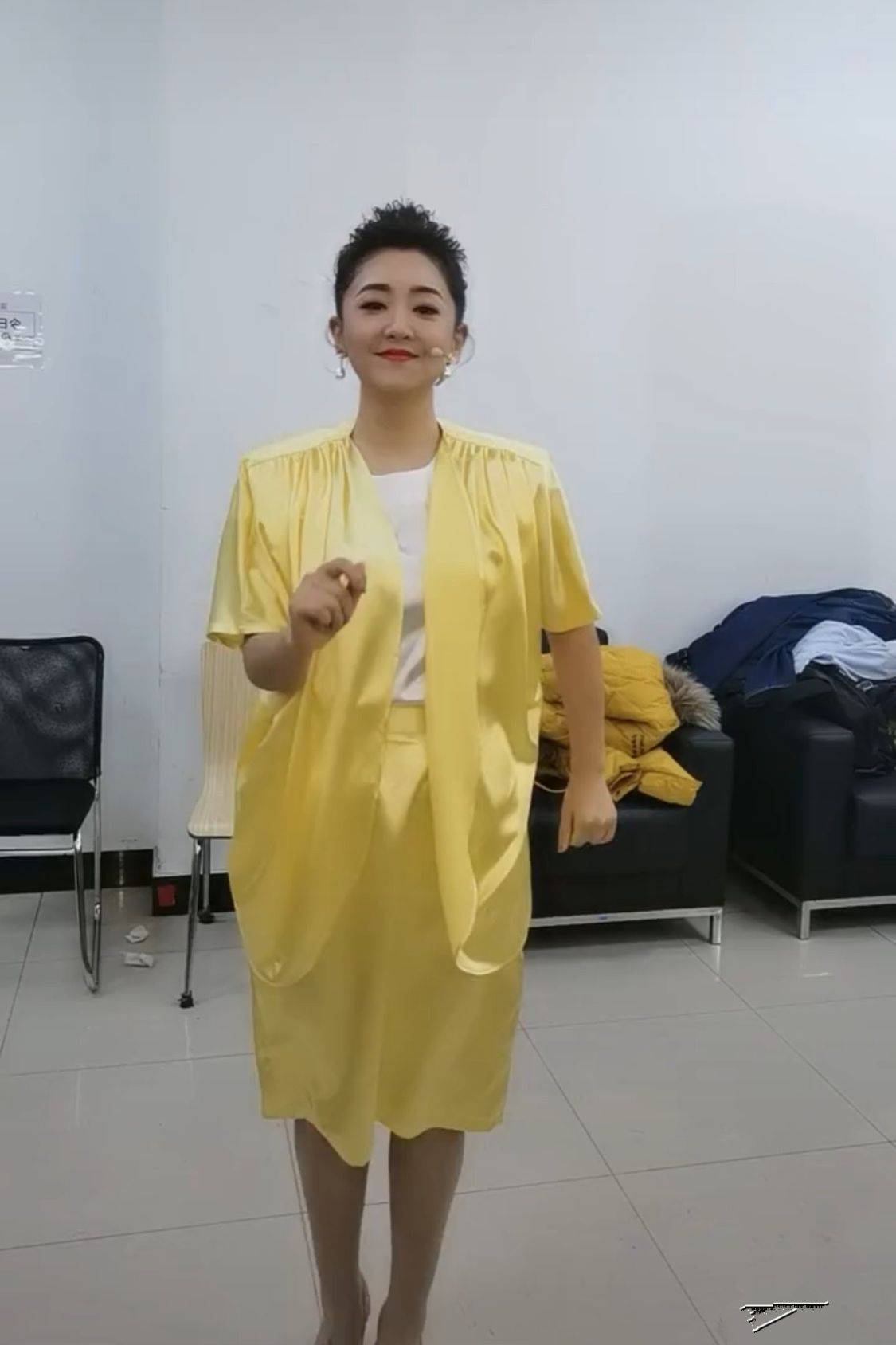 月亮姐姐穿的黄色外套搭配红色裙子,这样别出心裁的穿搭还真的是非常