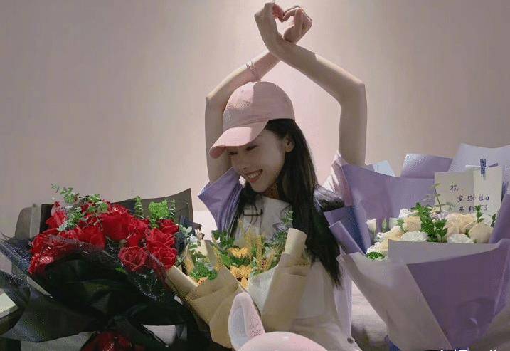 原创宣璐独创仙鹤式比心看到她摆出来的姿势一般人模仿不来