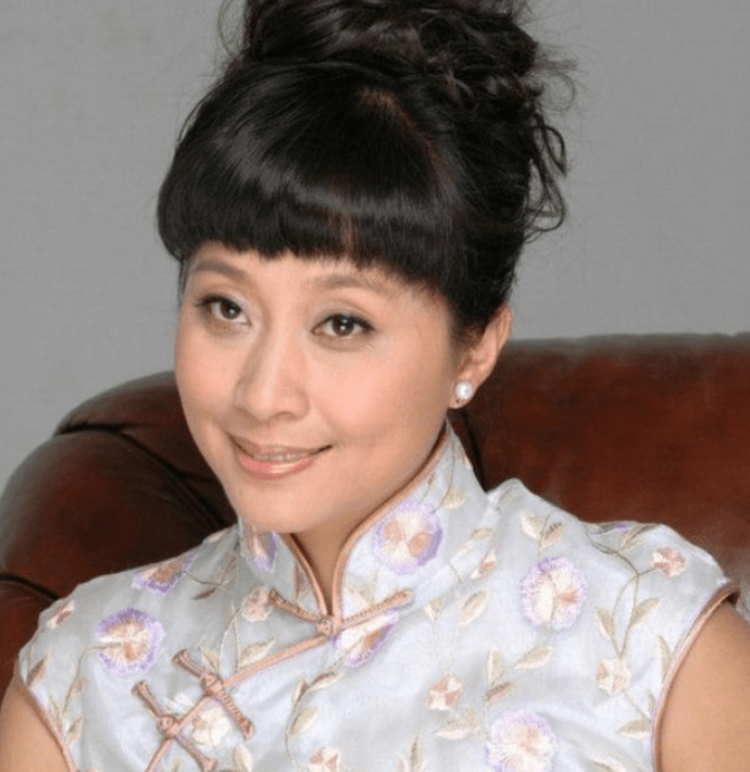 去世,春晚的笑星从此销声匿迹,如今再婚女儿比她还美_戚慧_黑妹_舞台