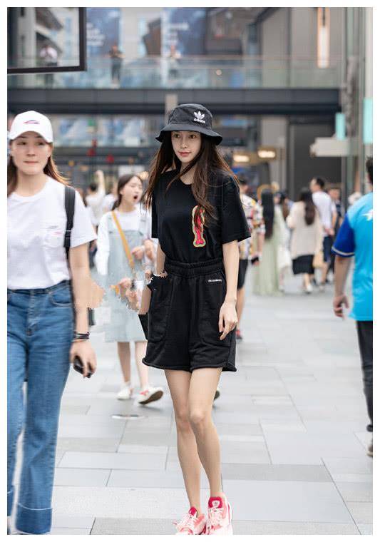 杨颖的街拍私服来了,一身"黑装"休闲好看,女生还是瘦点更美!