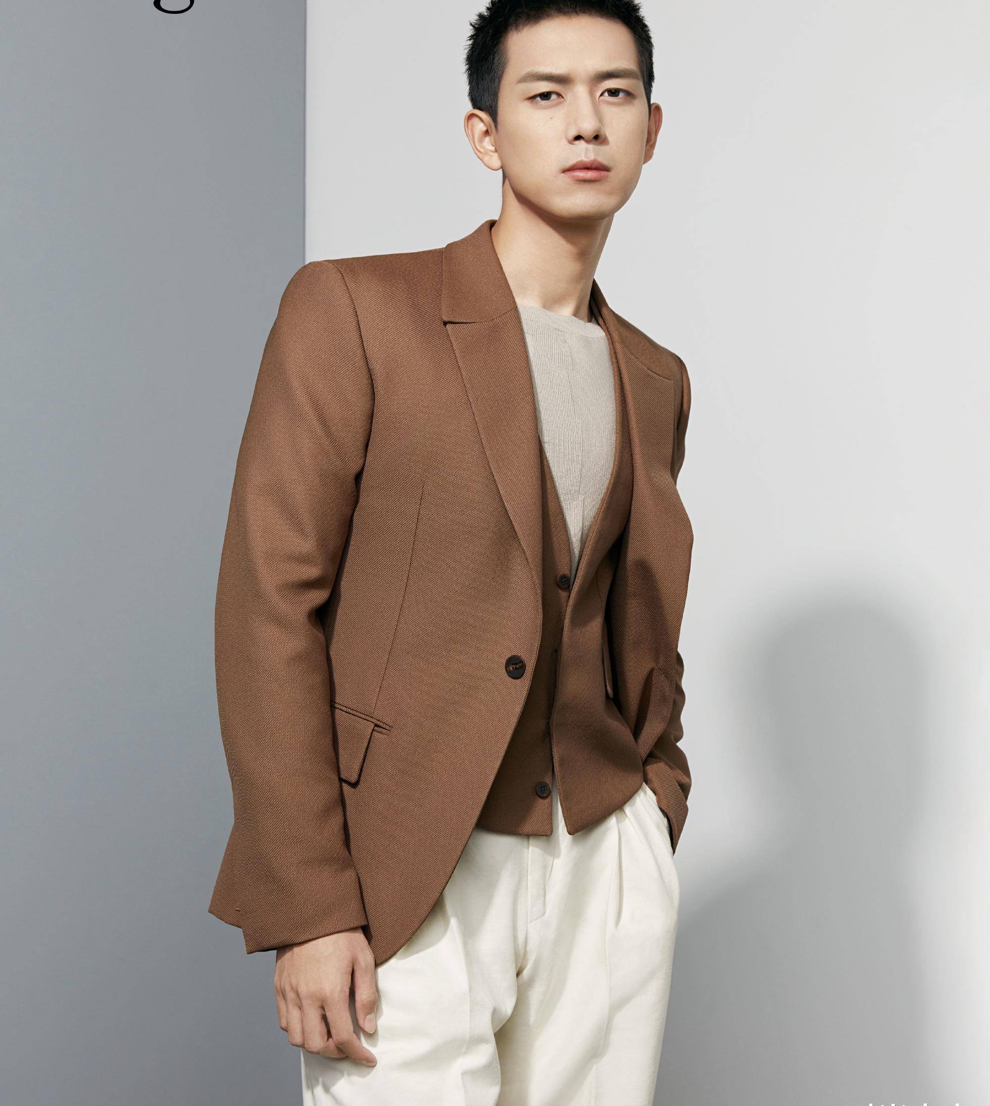 李现罕见秀精致感,穿香奈儿也帅气,黑色外套配翻领衬衫复古风