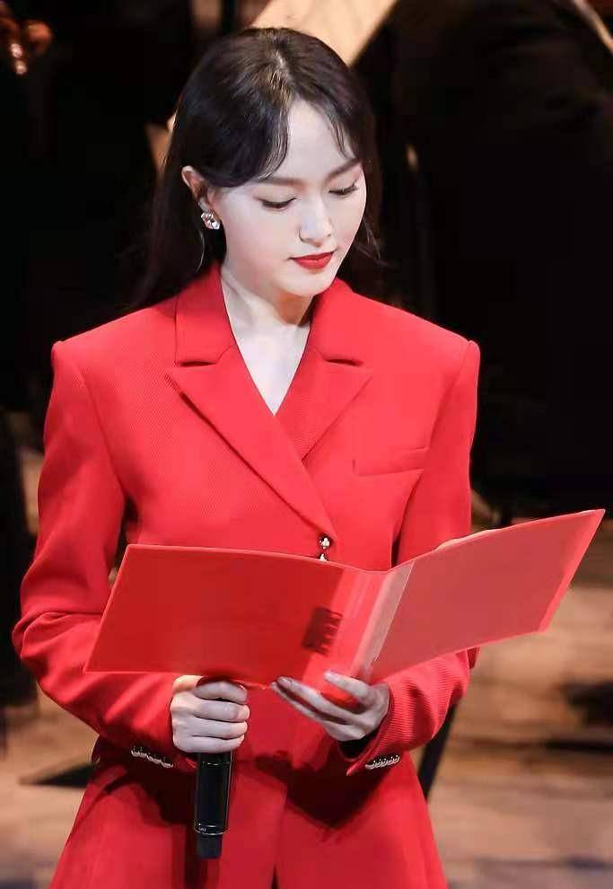 原创37岁唐嫣太霸气穿中国红西装朗诵颇有董卿风范身材更不输超模