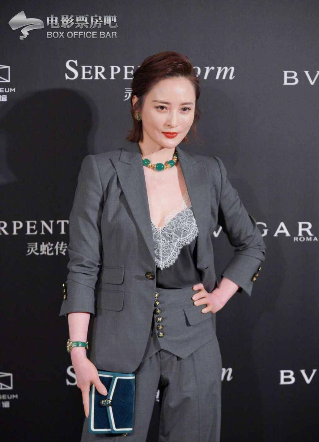 不得不佩服蒋勤勤,穿西装配时尚内搭高级帅气,这气场绝了_身材_效果