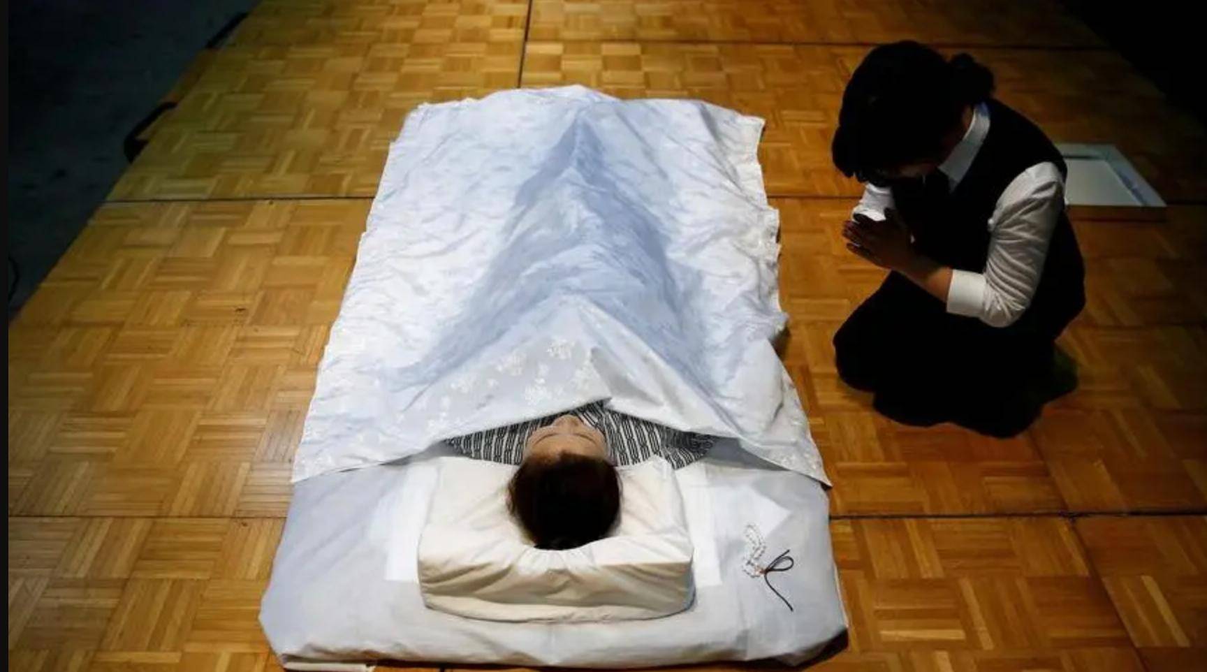 入殓师:人去世后别用手摸遗体,与恐惧无关,即使最亲的人也别碰_死者