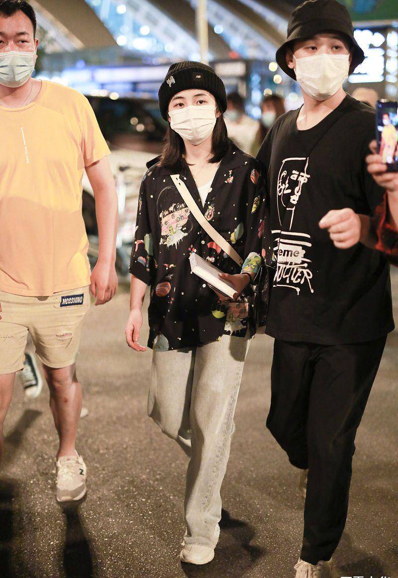 原创暖萌女孩张子枫男友风穿搭真帅灰色破洞西装配花t恤洒脱率性