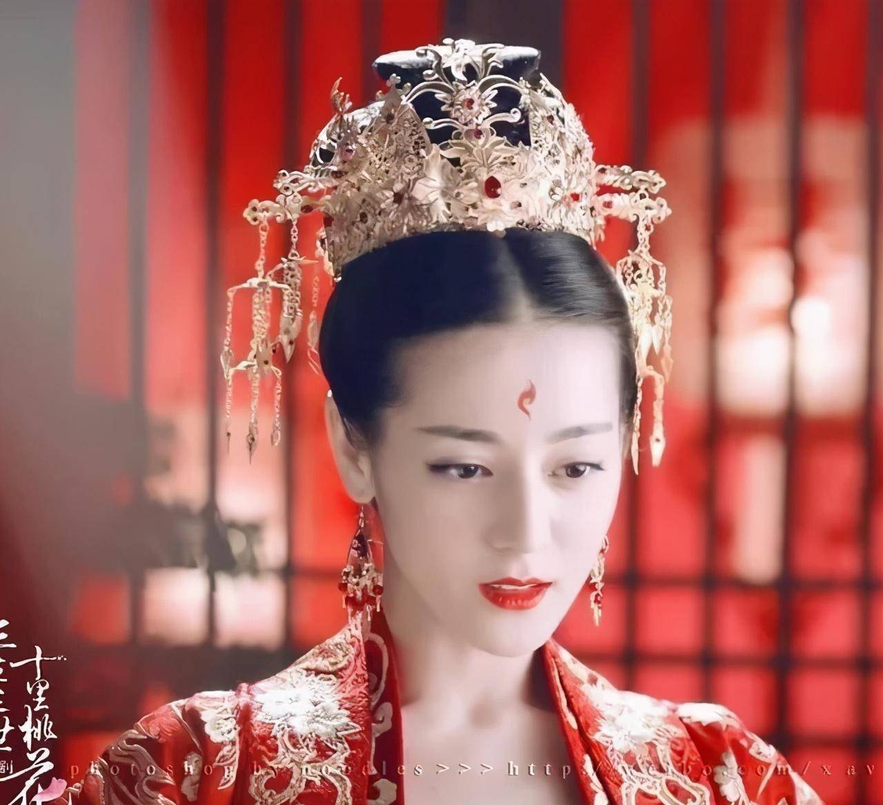迪丽热巴《三生三世十里桃花》中杨幂额头上的红色花钿很低调,正如剧