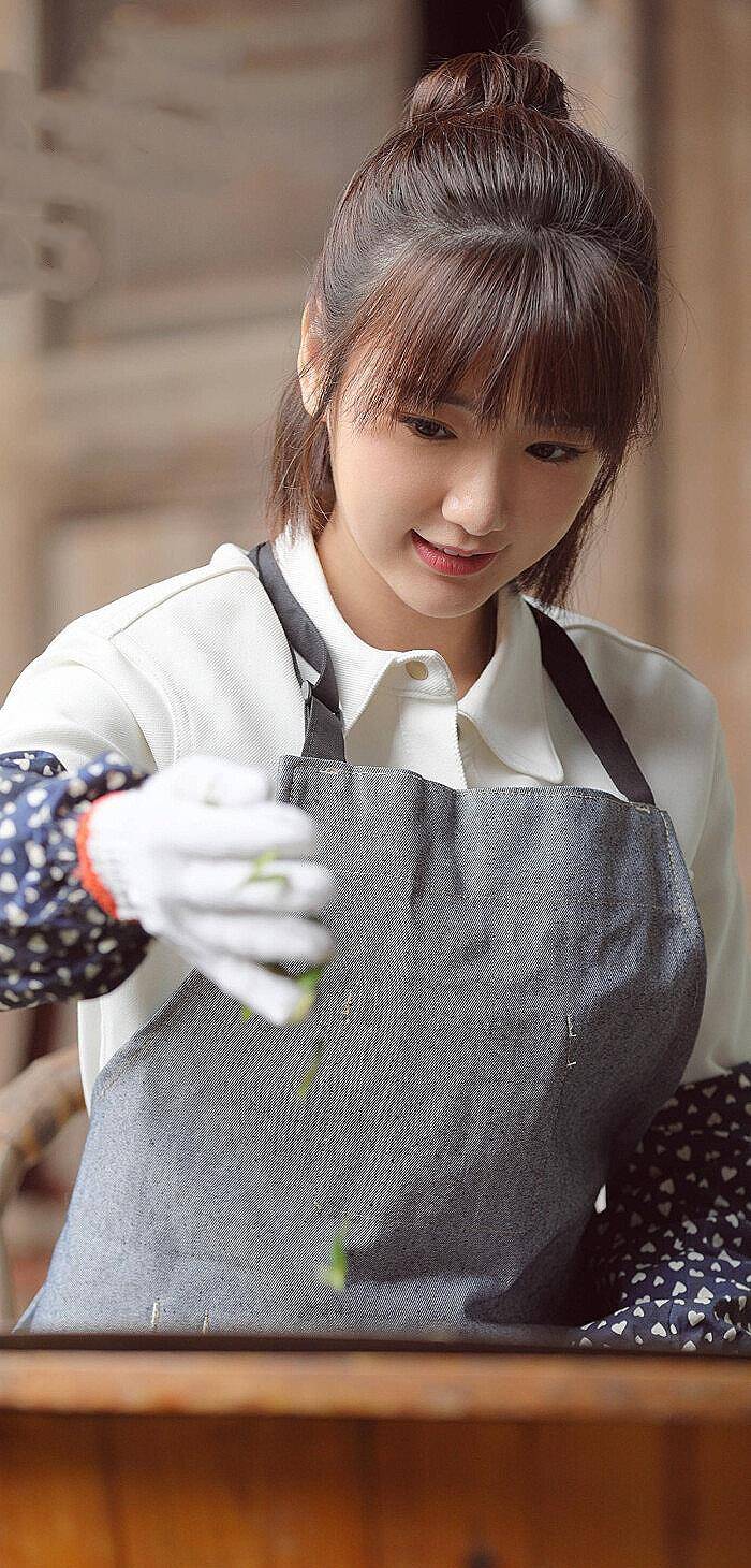 细数毛晓彤在《三十而已》中的服饰,感觉她每件都是乖乖女的形象_look