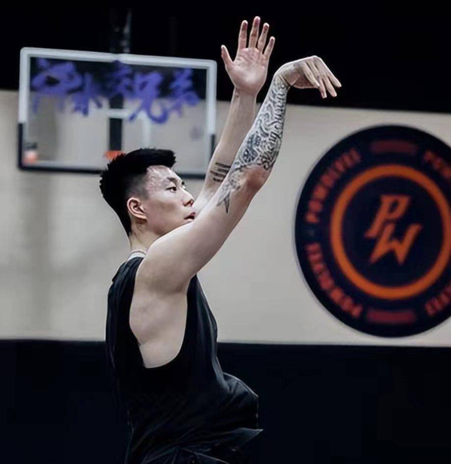 经过半个月的封闭训练,可以看出张镇麟又壮了一些,手臂上的肌肉线条