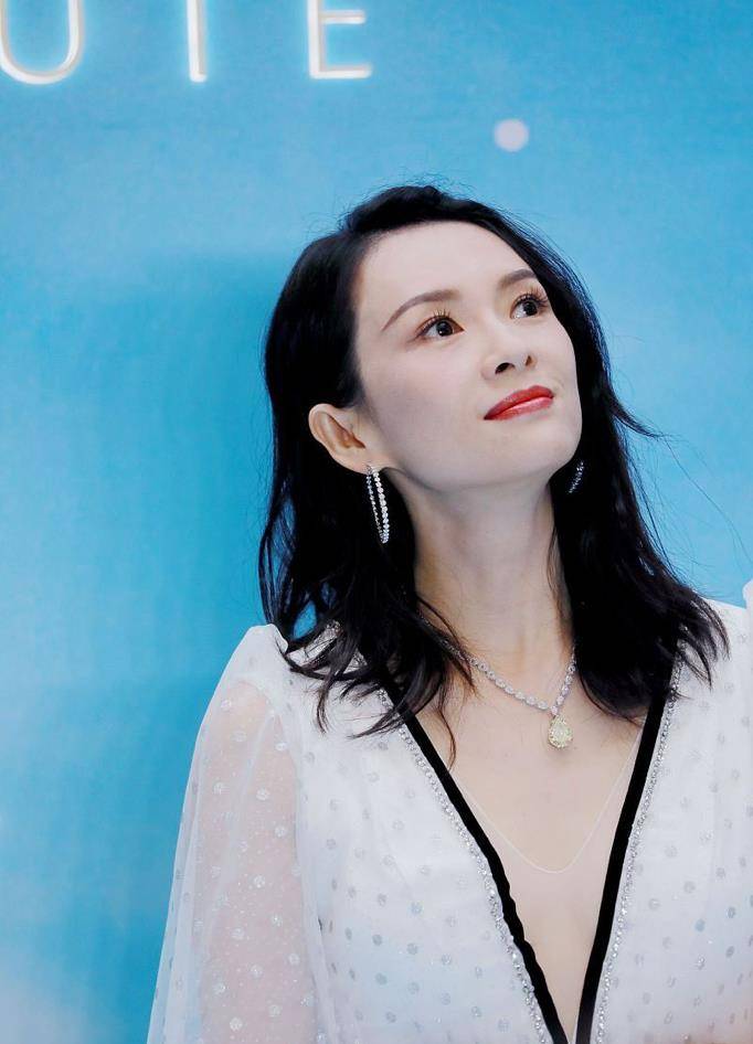 章子怡越活越美了,穿的裙子很有少女感,一点也不像中年人_时尚_造型