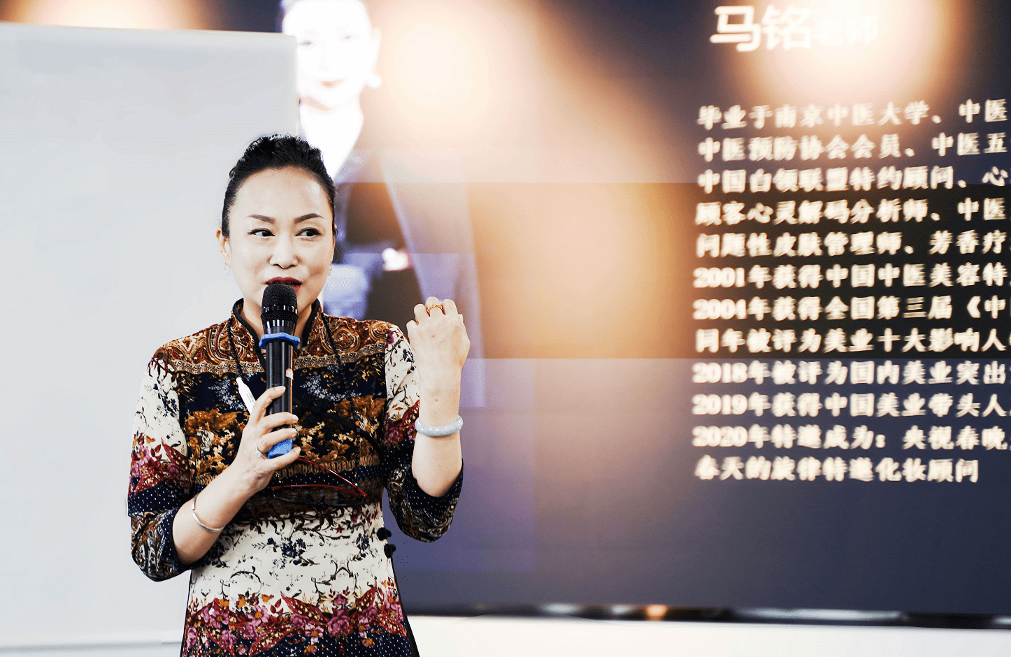 鲜女冻龄馆 ▏55岁的年龄45岁的脸,她用30年成就美妆传奇_美容_行业