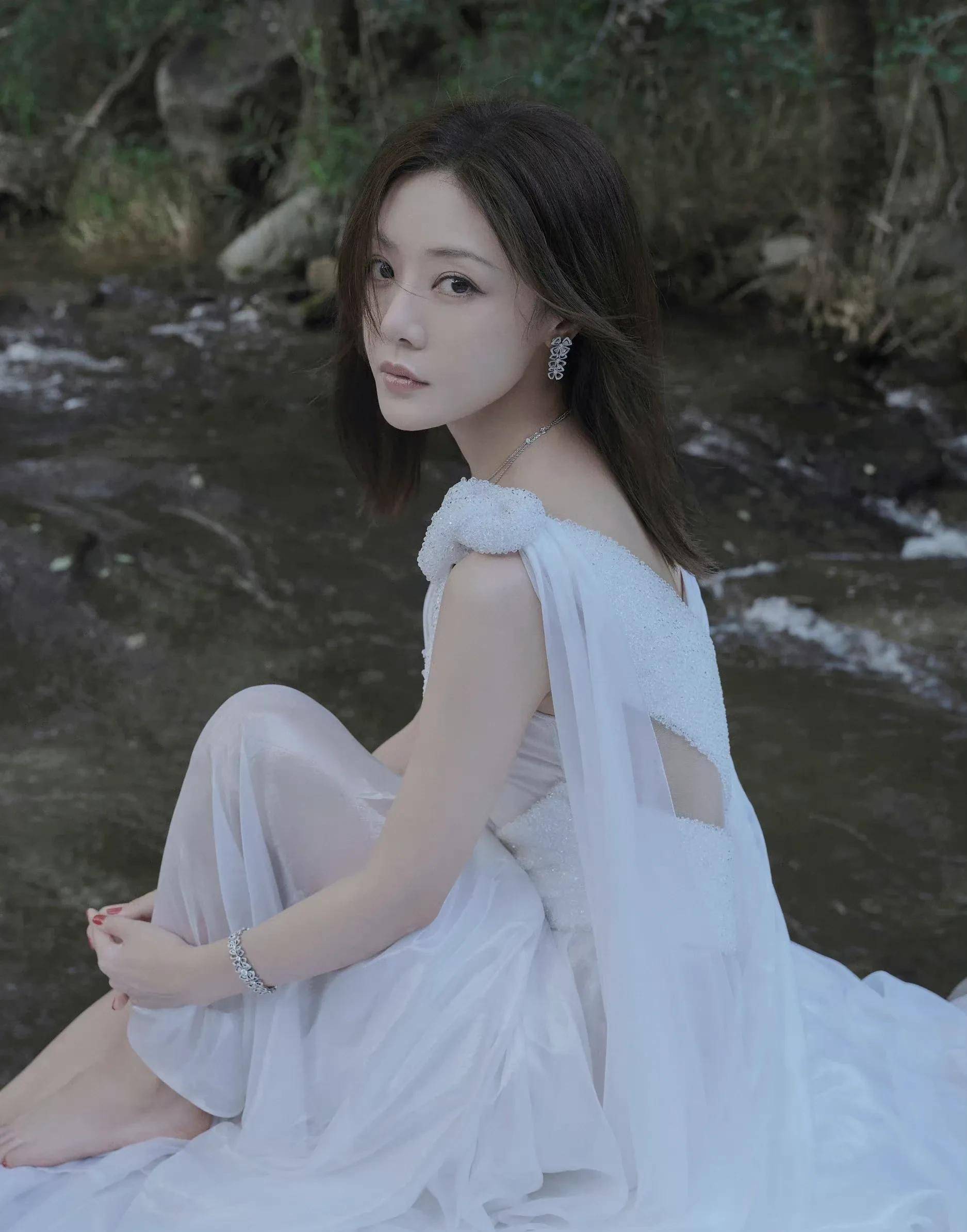 邓家佳北影节纯白礼服造型,也太美,太仙气了吧_白色_电影节_长裙