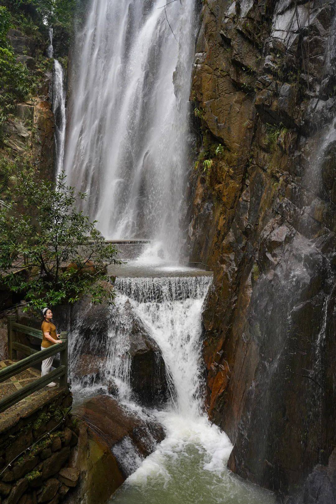 市下面的四会市,封开县,广宁县,怀集县,德庆县都有很值得一玩的景点