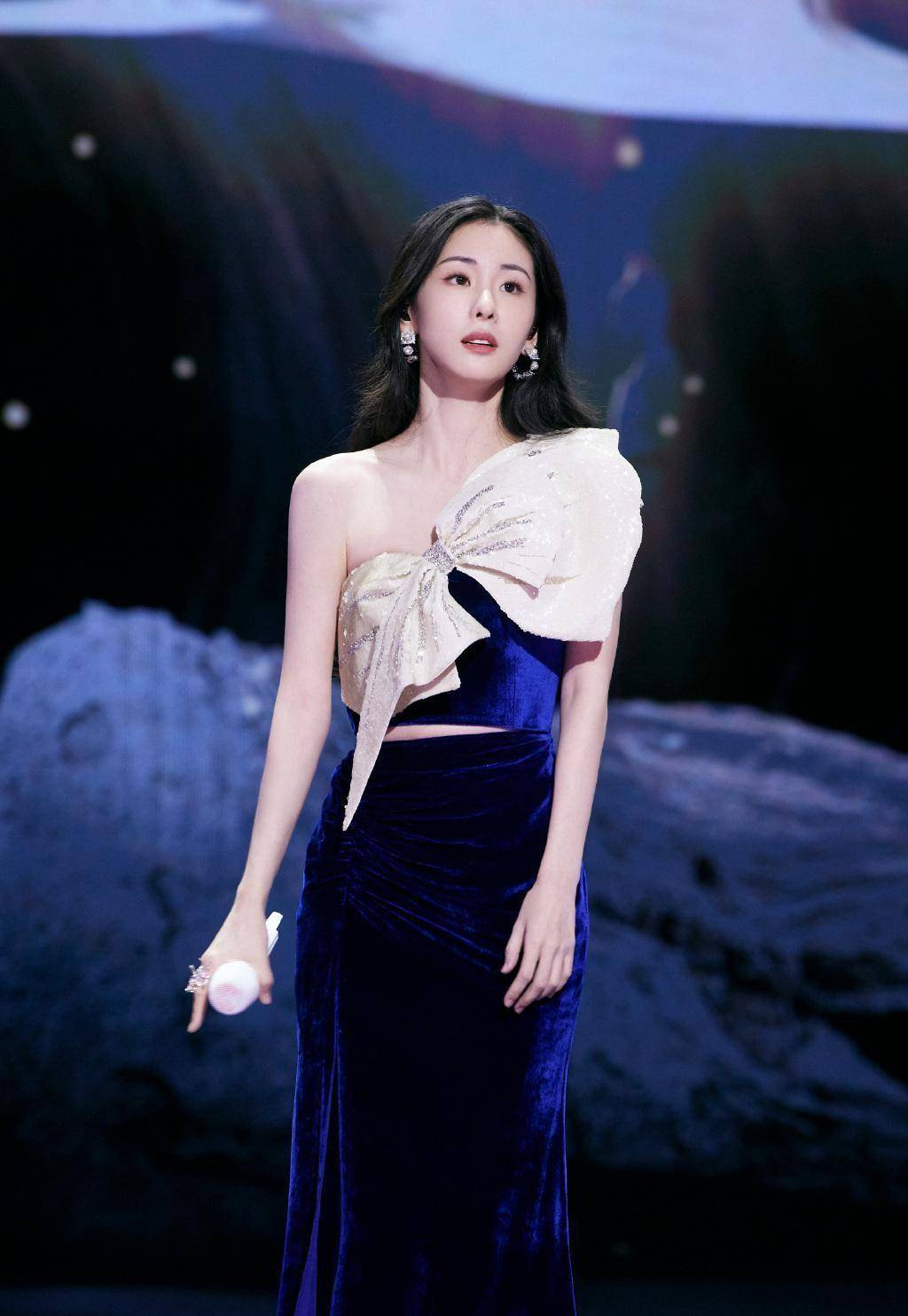 原创张碧晨也太瘦了穿露肩裙脖颈线条突出一点不像是生过娃