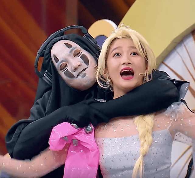 抱着郑爽的脖子表演,同时自己的表情也非常的狰狞,把自己仙女包袱都扔