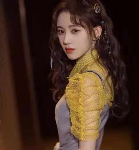 鞠婧祎换波浪烫卷发,雪纺衬衫配吊带裙真甜美,轻松美回18岁_设计_时尚