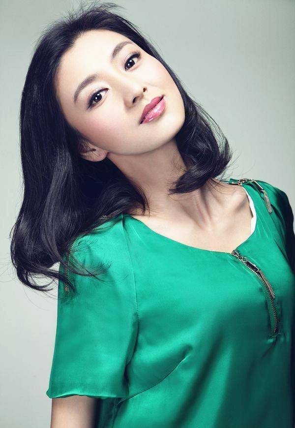 "沈眉庄"斓曦走红毯,穿深v礼服秀美肩,复古气质不一般_风格_服装_时尚