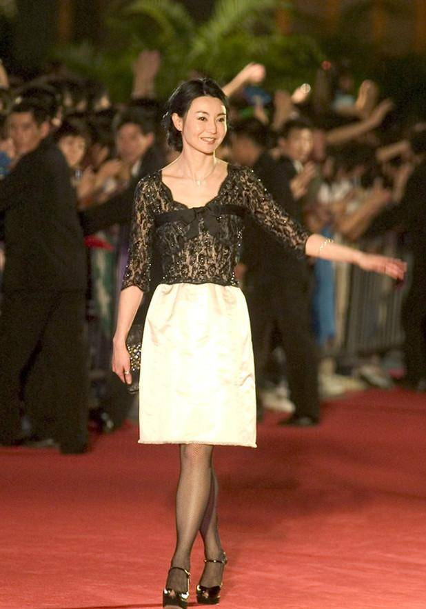 张曼玉瘦到"脱相"了,穿一身黑出席活动,网友:差点认不出_时尚_连衣裙