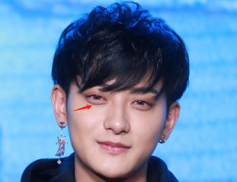 他在最近的出镜中还上演里一次自曝,镜头里的黄子韬不仅黑眼圈和眼袋