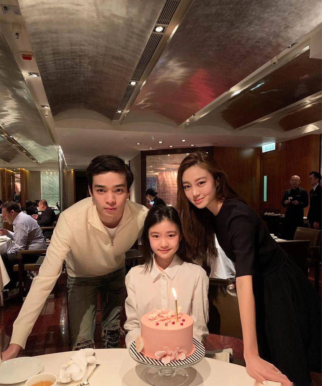 15岁北京小妞真任性,穿露脐装超短裤就出门,小小身