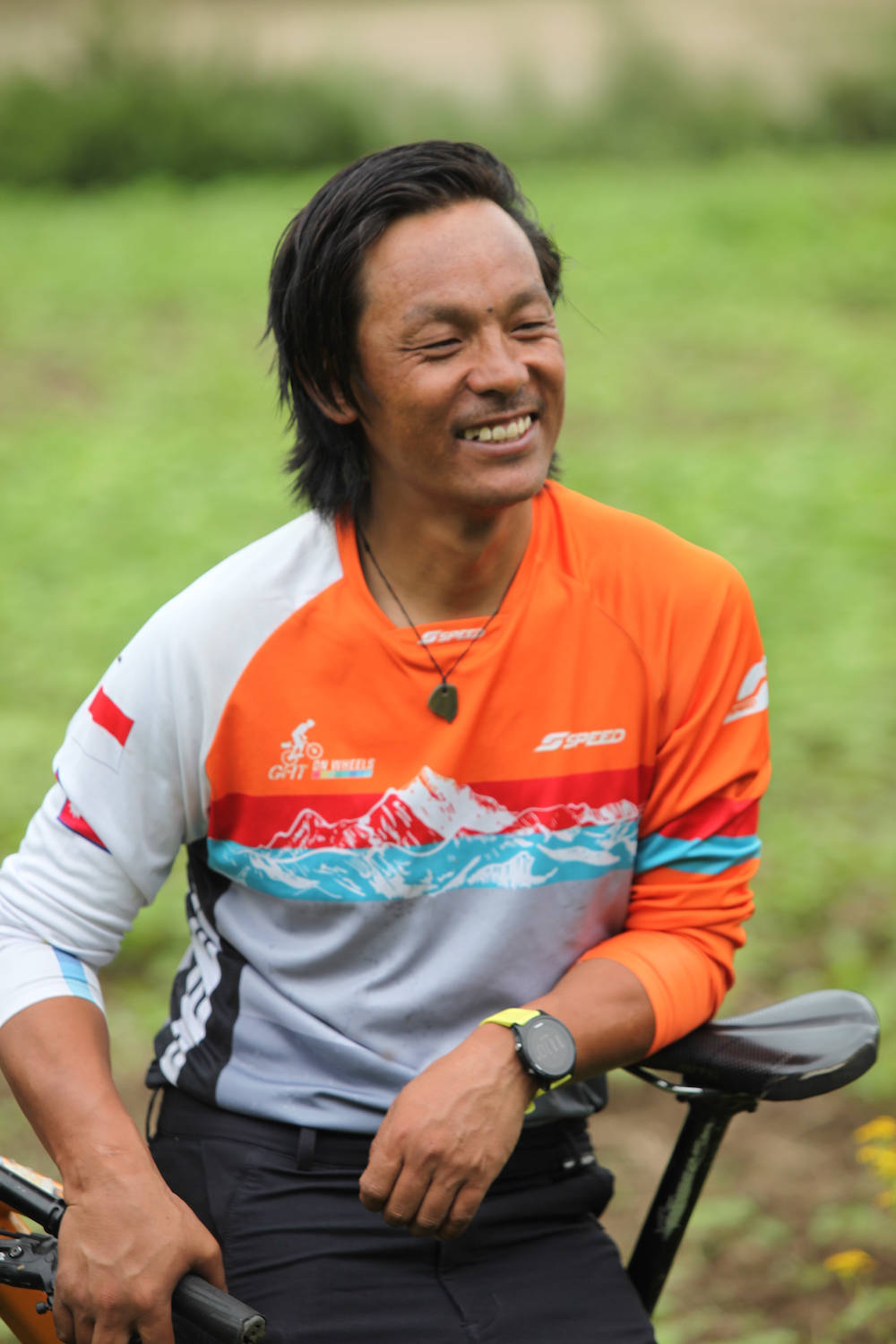 这位尼泊尔大哥,花了88天,骑行1700千米,只为改善当地教育_拉玛