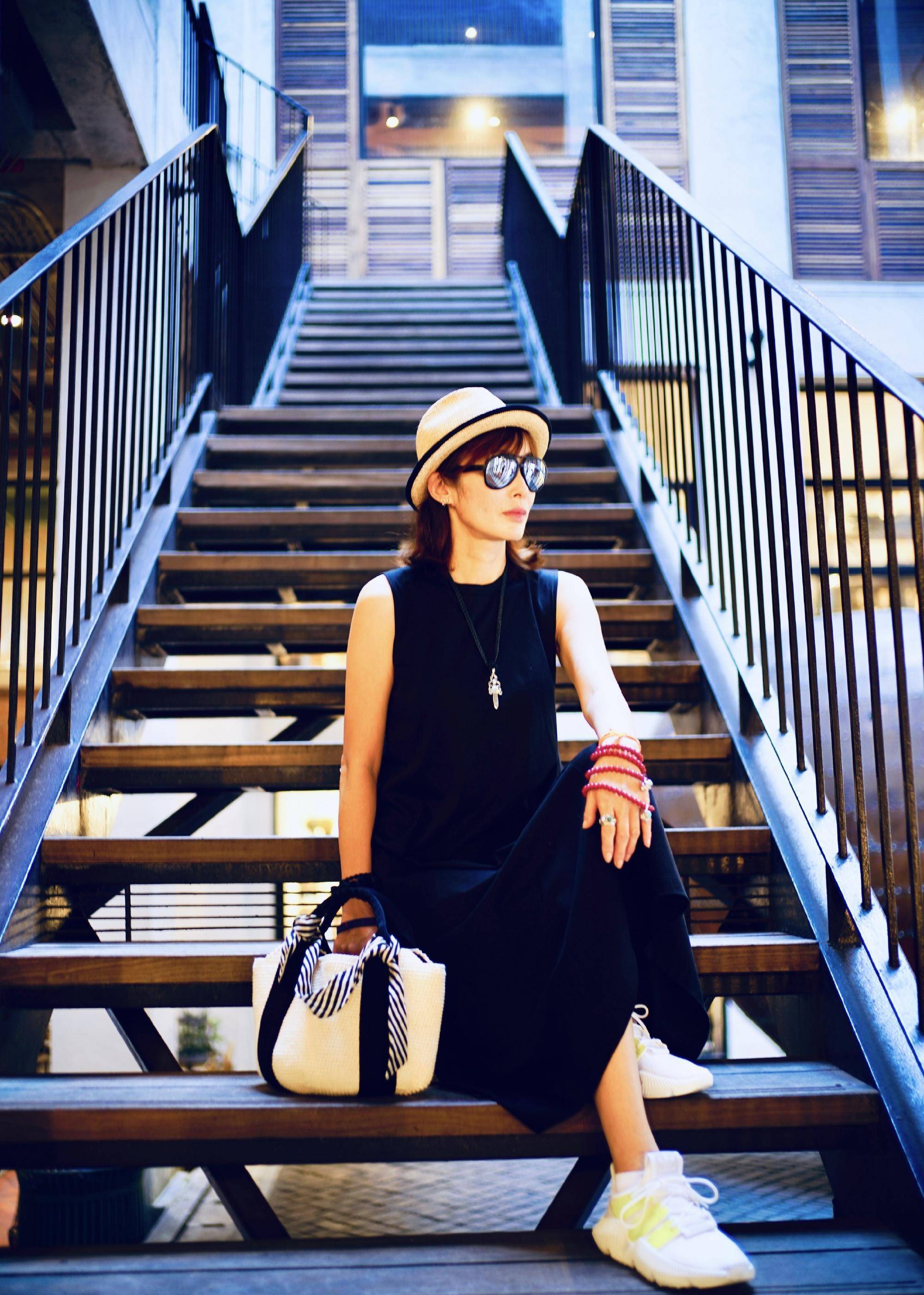 她是周星驰偏爱的电影女主,今低调淡然,现身少林寺虔诚温婉_张敏_状态