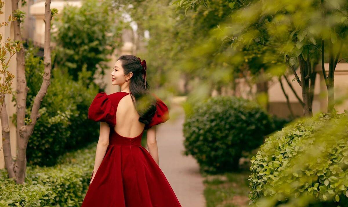 宋轶红色礼服户外写真,优雅大方,高贵冷艳,明艳动人_照片_那是真_其他