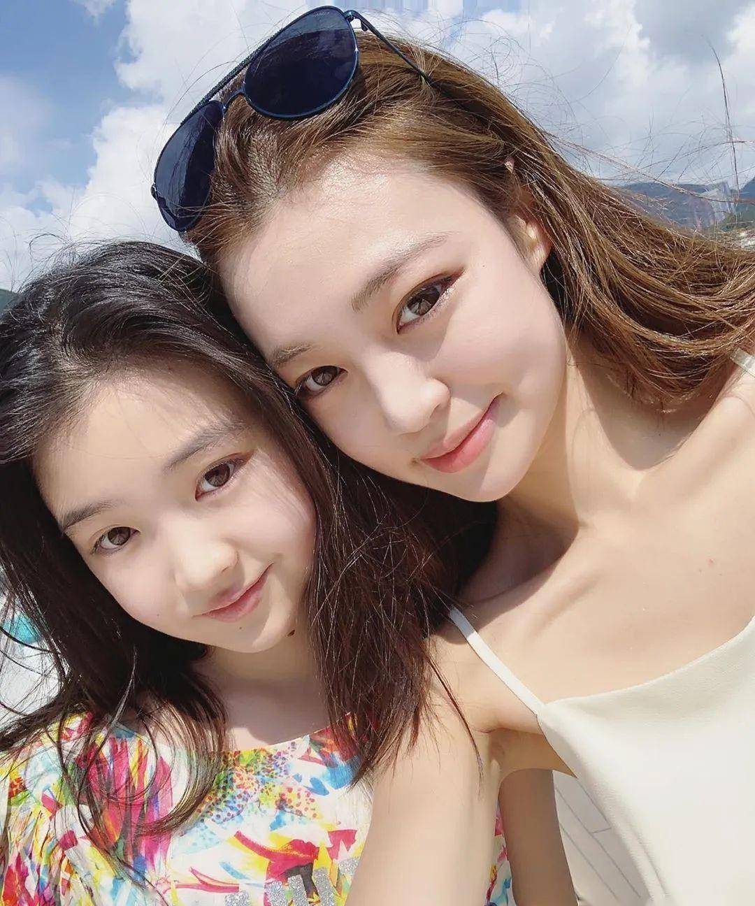 这就是可爱的三三,一位北京小妞,以美丽的穿搭火爆网络,她的大名叫王