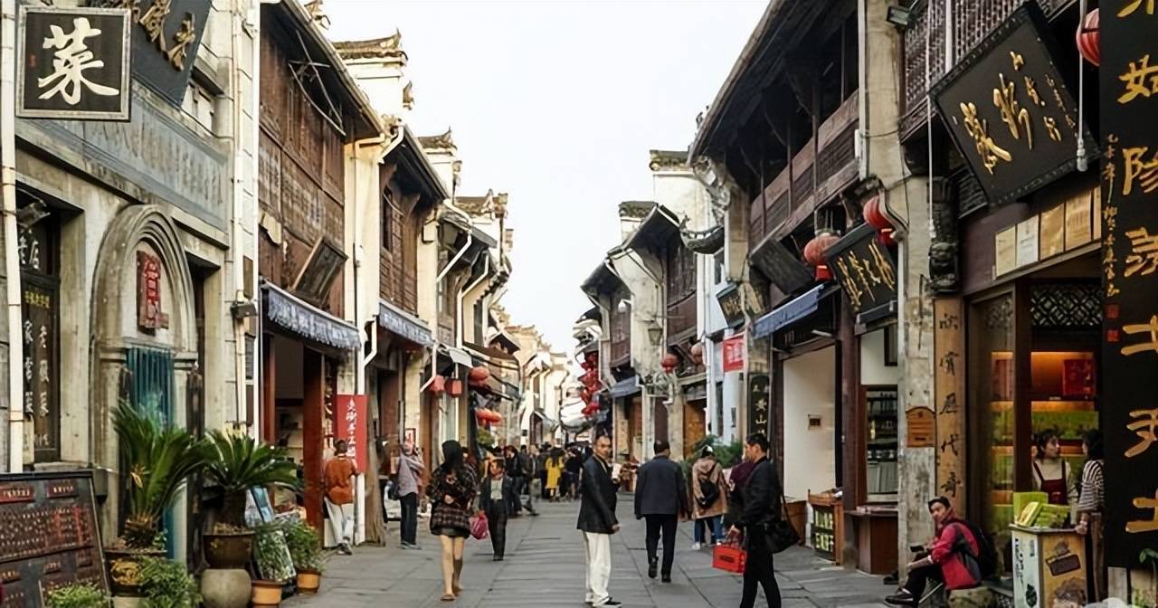 安徽知名度最高的古代街市,时至今日依旧繁华,游客却褒贬不一_屯溪区