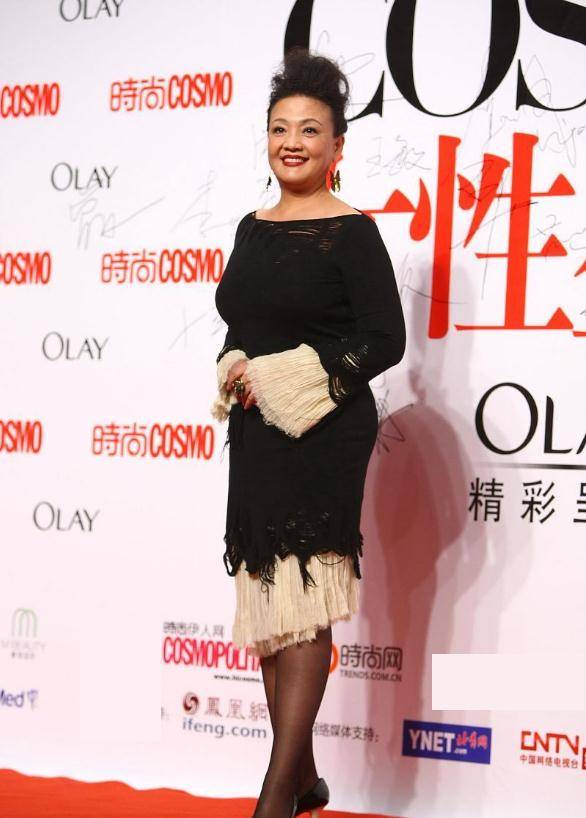 大s婆婆身份不简单,一把年纪穿精致裙装走红毯,鸟窝头好吸睛_张兰