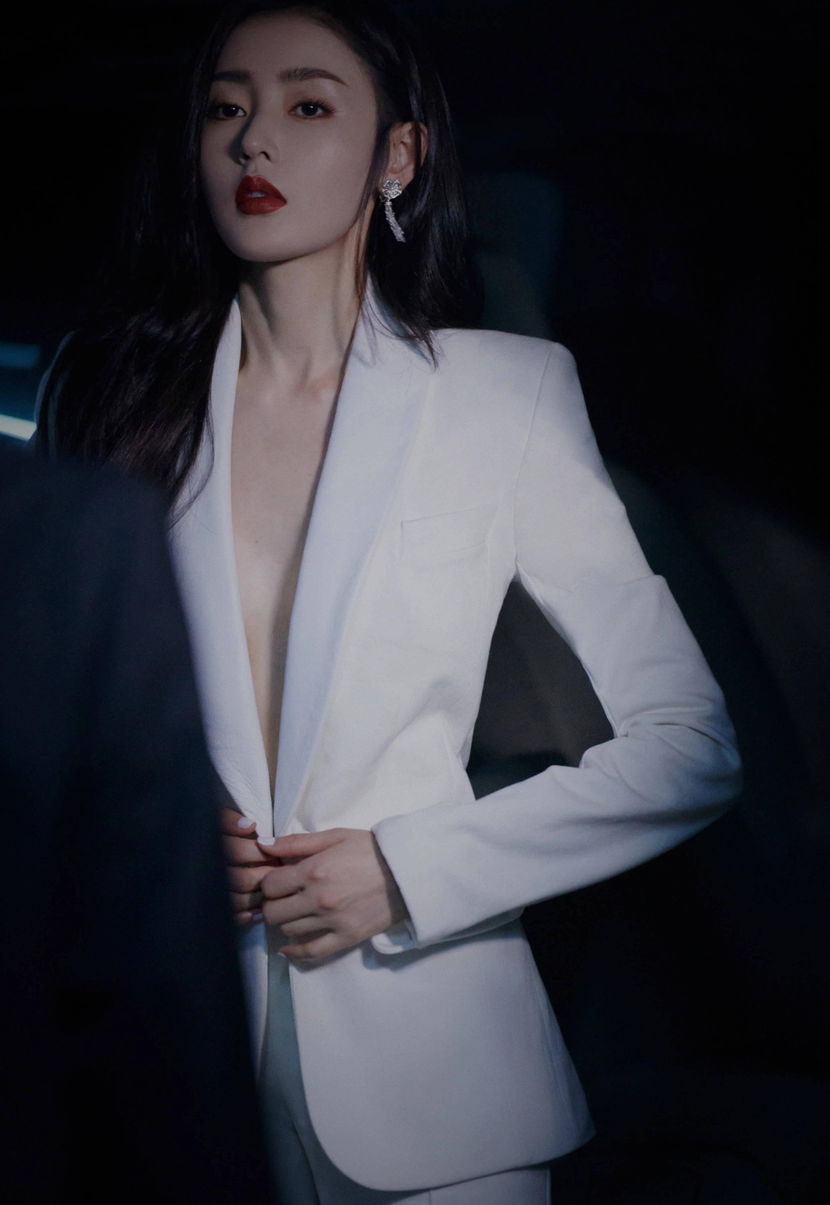 张天爱的"西装暴徒"太自信了,穿西装配高跟鞋,女王气场全开_身材_御姐