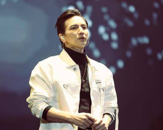 棒棒堂成员杨奇煜官宣结婚,晒与妻子甜蜜合影:我是她的人,她是我女王