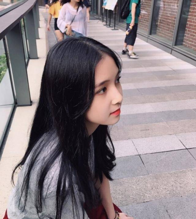 清华女学生"豪捐"10万奖学金,看到家庭背景后:难怪出手阔绰_张沈_心然