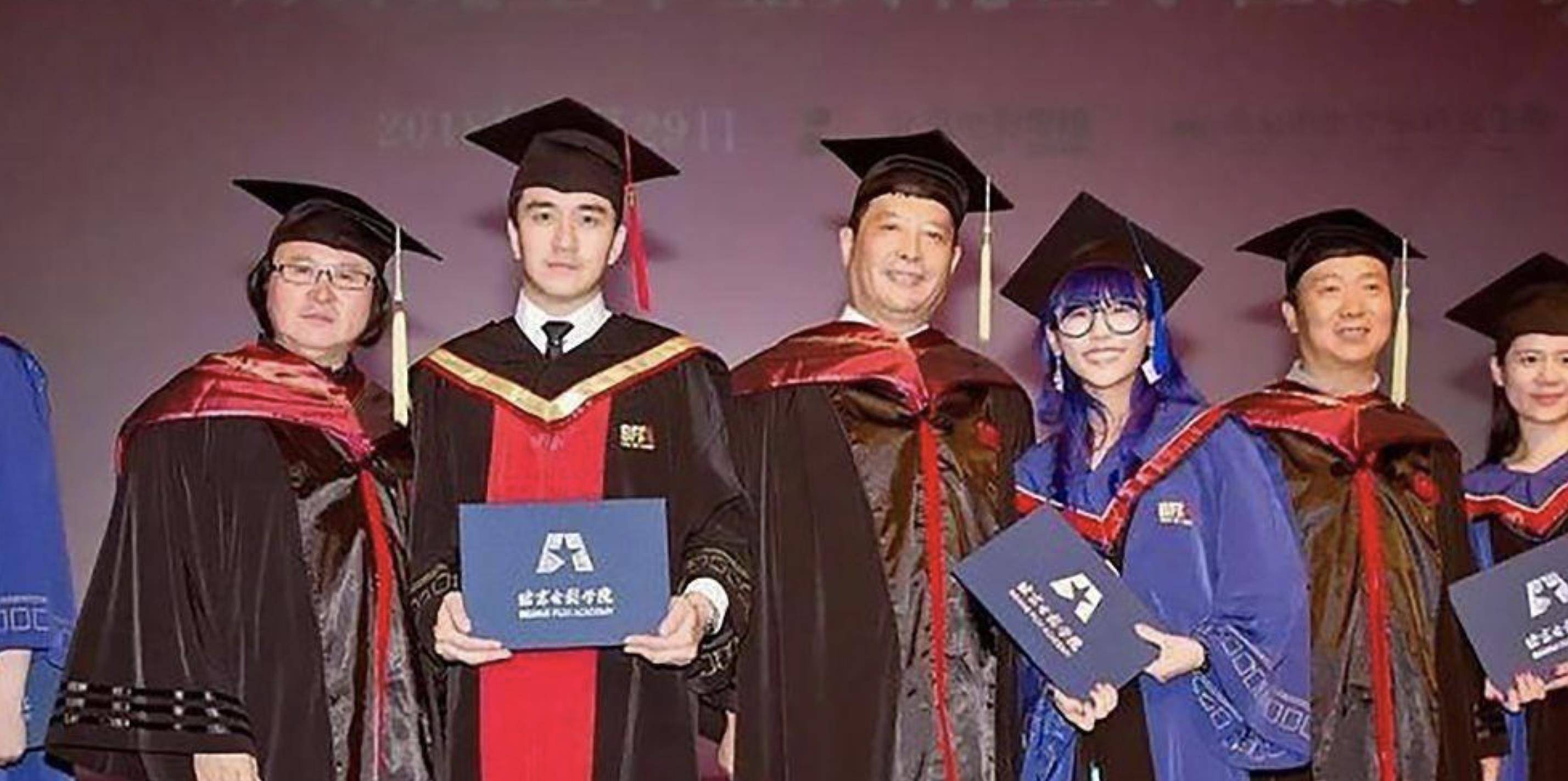 这9位戴着"面具"演戏的明星,人设洗不白了_陈赫_靳东_许婧