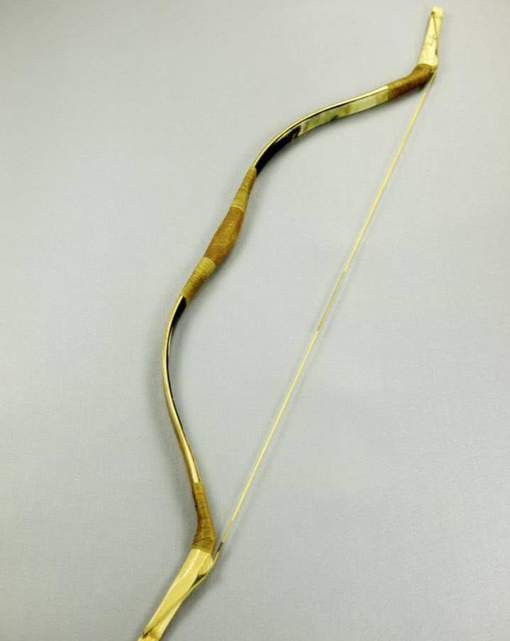 据《考工记》记载,蒙古的复合弓,由干角,牛筋,胶丝还有漆构成,制作