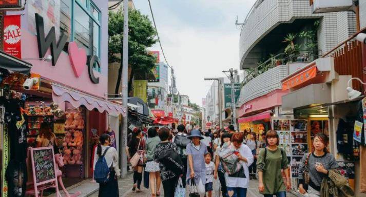 日本旅游时，双肩包游客为何会受到日本女性嫌弃？导游说出了实情