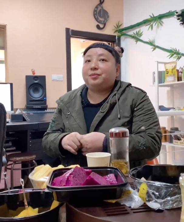 笑星何晶晶近况罕曝光,圆润臃肿胖到没脖子,哪吒发型数十年不变_表演