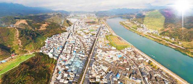 湖南湘西州龙山县最大的镇，和重庆交界，是全国重点镇