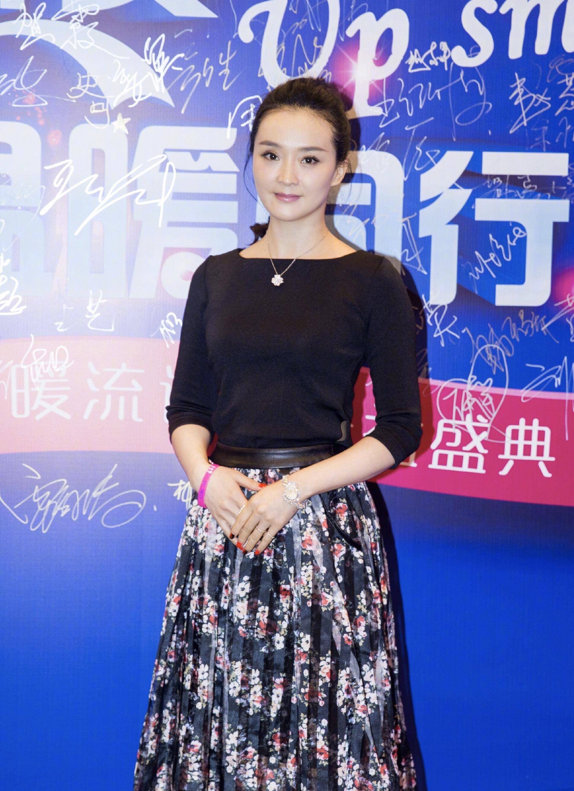 "晴格格"时隔多年现身,王艳身穿白色连衣裙,46岁身材略有走形_活动