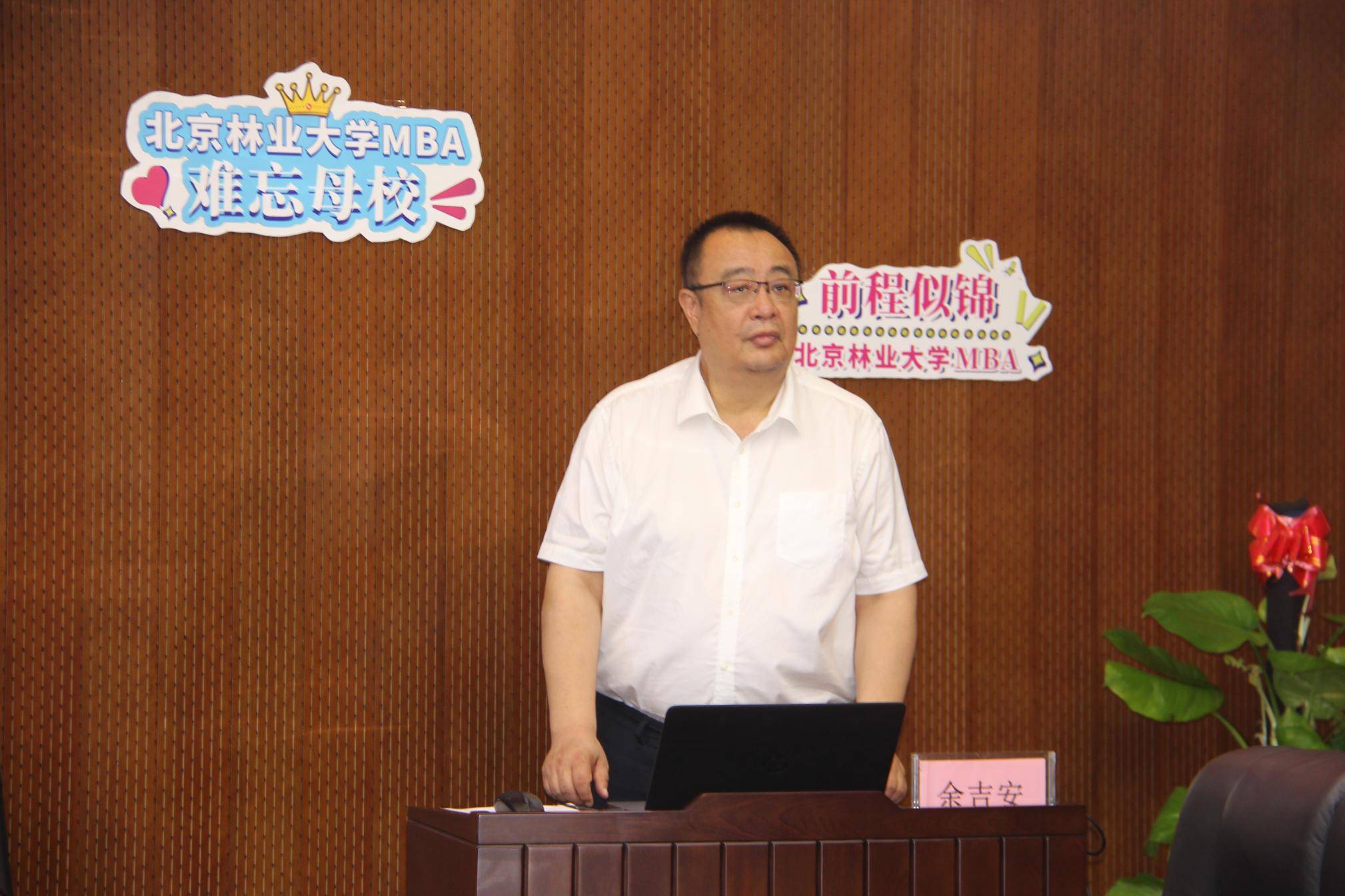 生院院长李雄,研究生院常务副院长张立秋,经济管理学院党委书记黄薇