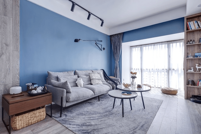 卧室客厅灰色布艺沙发,蓝色背景墙,清爽时尚中又带有柔和舒适,挂壁灯