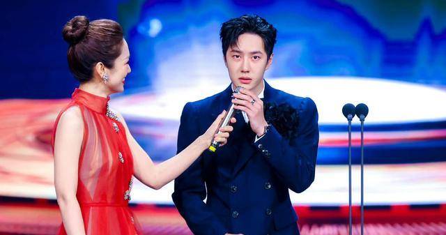 微博电影之夜星光熠熠,王一博王俊凯同框引热议,沉腾马丽成赢家_年度