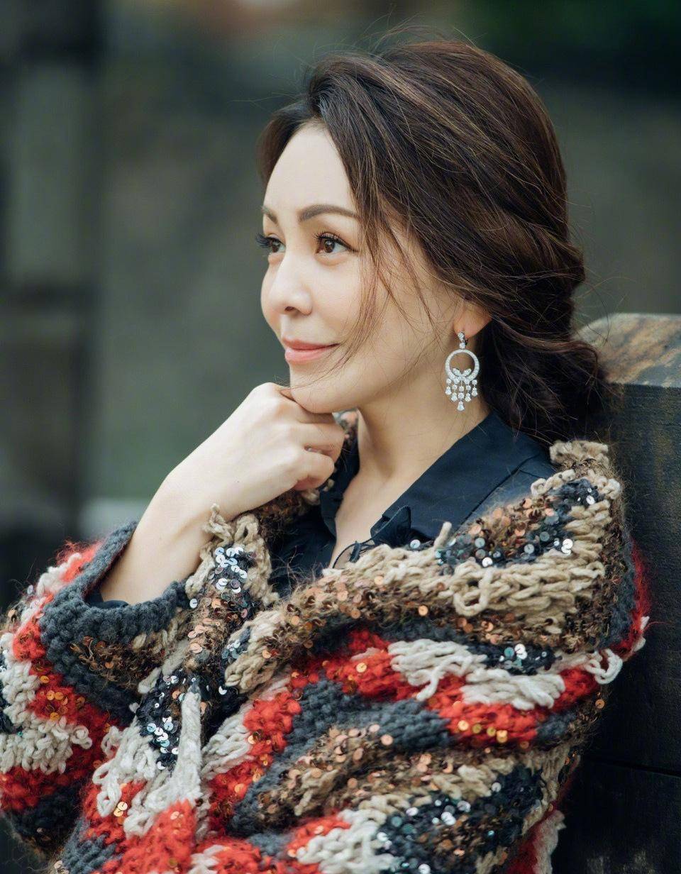 "雪姨"王琳的穿搭亮点,首饰与服装完美协调,时尚优雅这样穿_耳环_气质