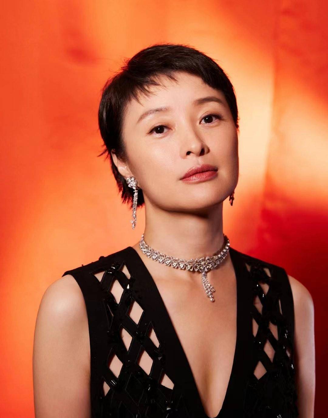 吴越自然变老有多美,皱纹明显身材也臃肿,但气质却很迷人_审美_造型