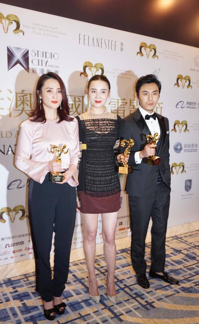 蒋勤勤与小5岁宋佳同框,一个商务装干练有型,一个礼裙优雅时尚_女性